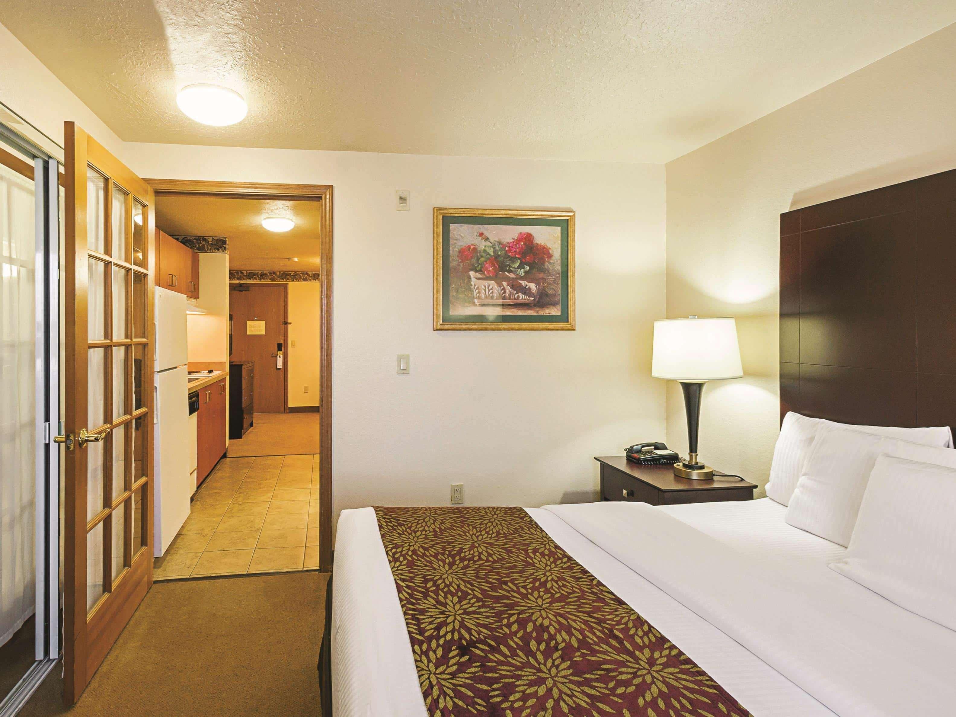 La Quinta By Wyndham Woodburn Hotel Exterior photo