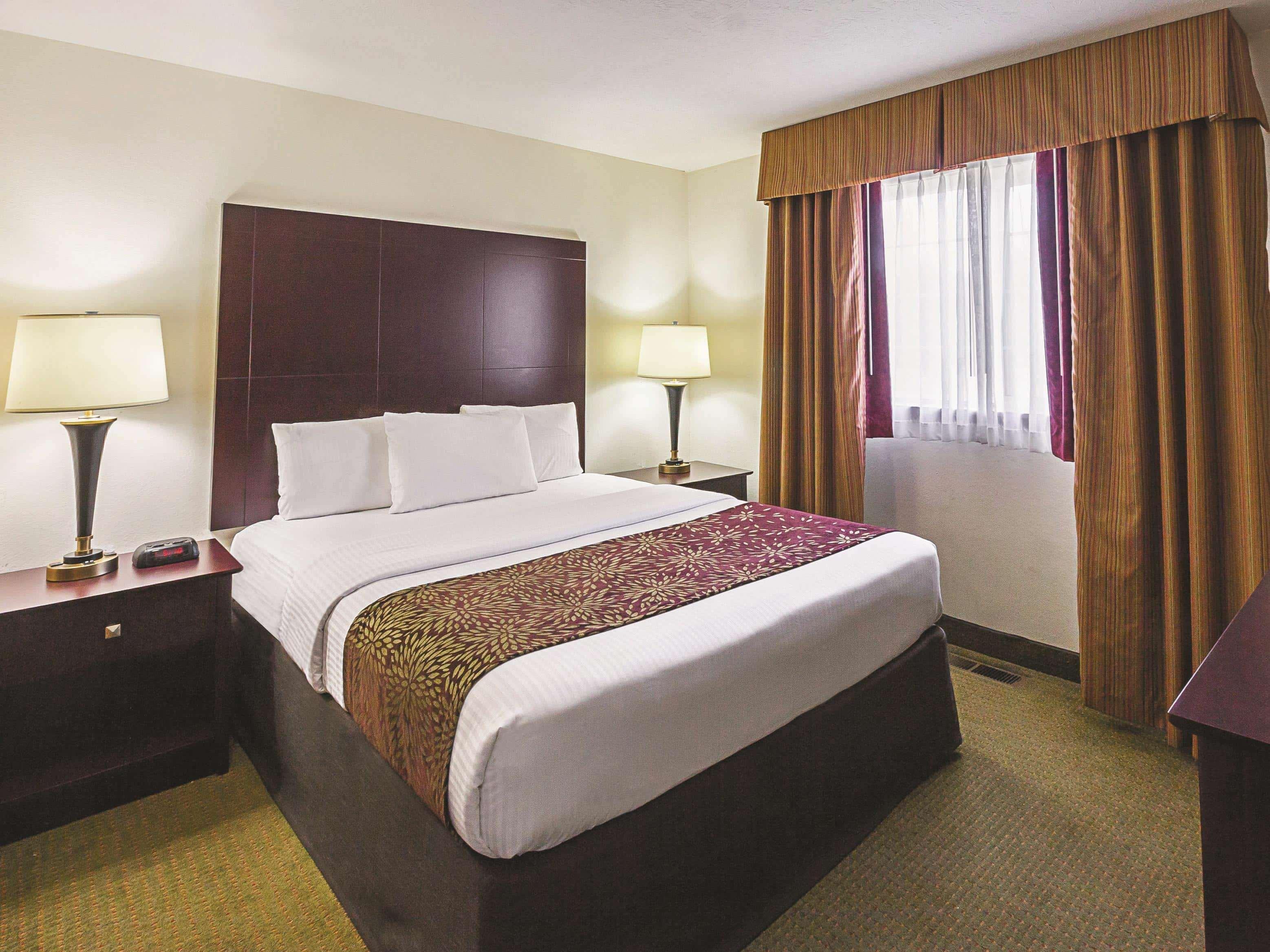 La Quinta By Wyndham Woodburn Hotel Exterior photo