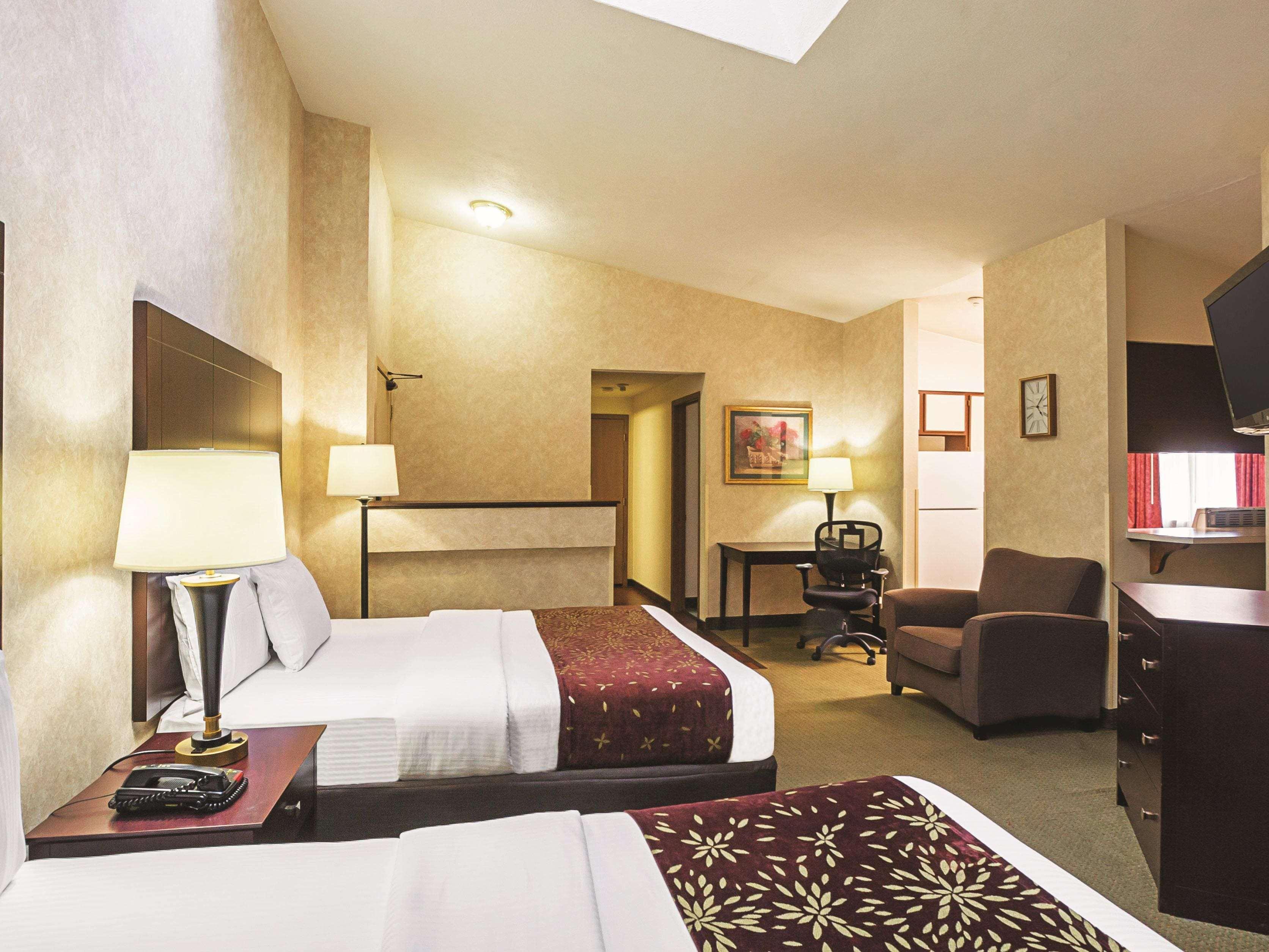 La Quinta By Wyndham Woodburn Hotel Exterior photo