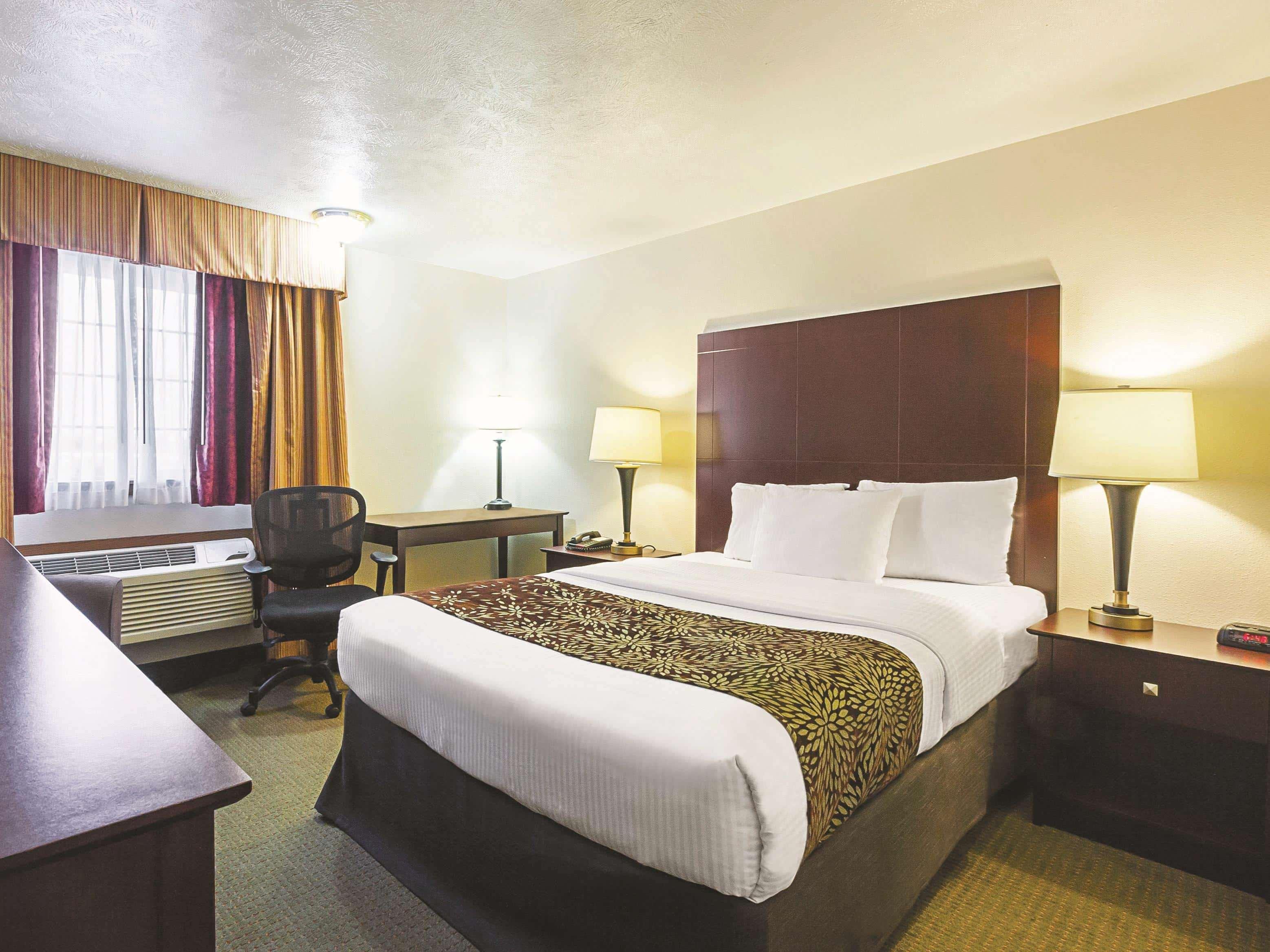 La Quinta By Wyndham Woodburn Hotel Exterior photo