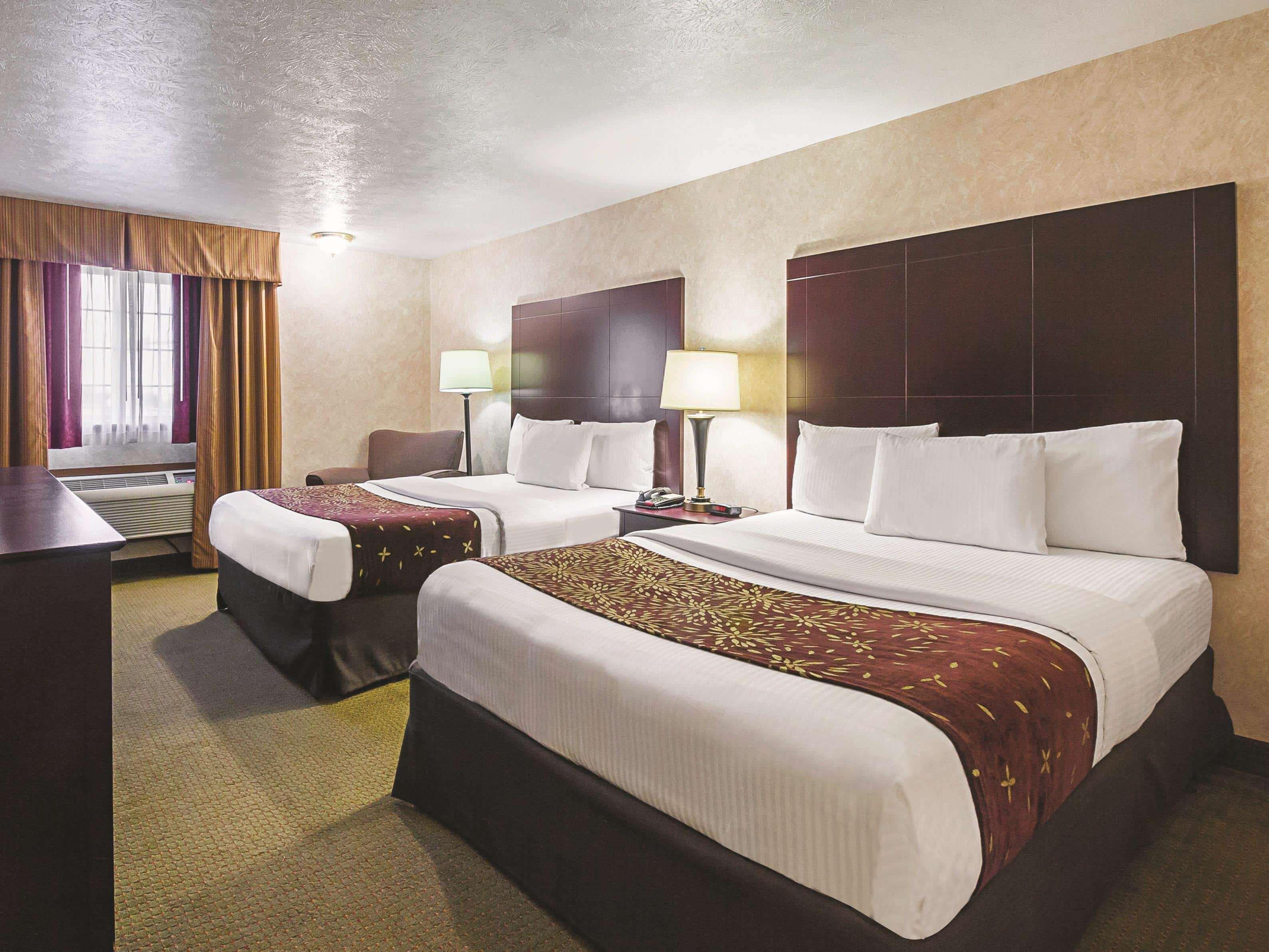 La Quinta By Wyndham Woodburn Hotel Exterior photo