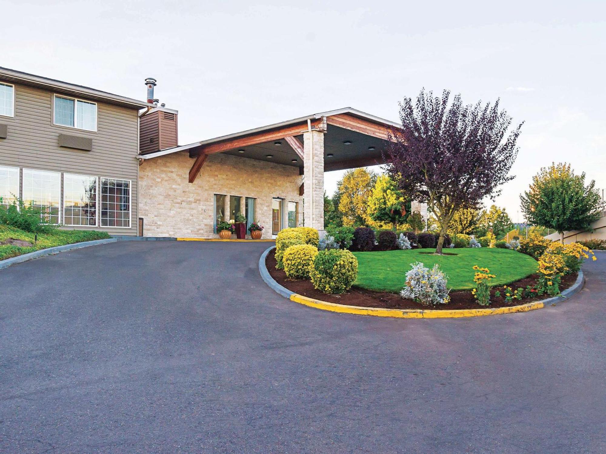 La Quinta By Wyndham Woodburn Hotel Exterior photo