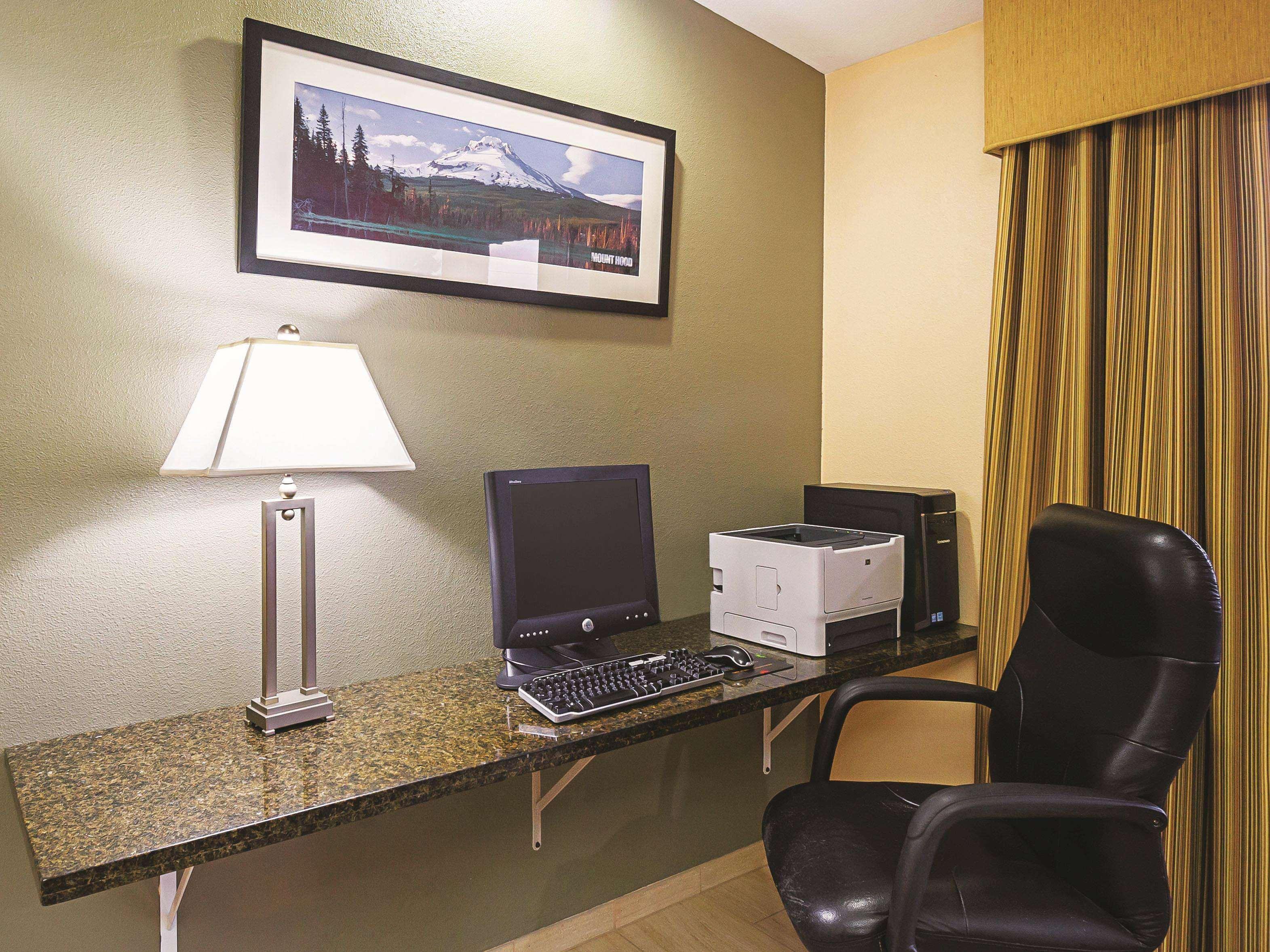 La Quinta By Wyndham Woodburn Hotel Exterior photo