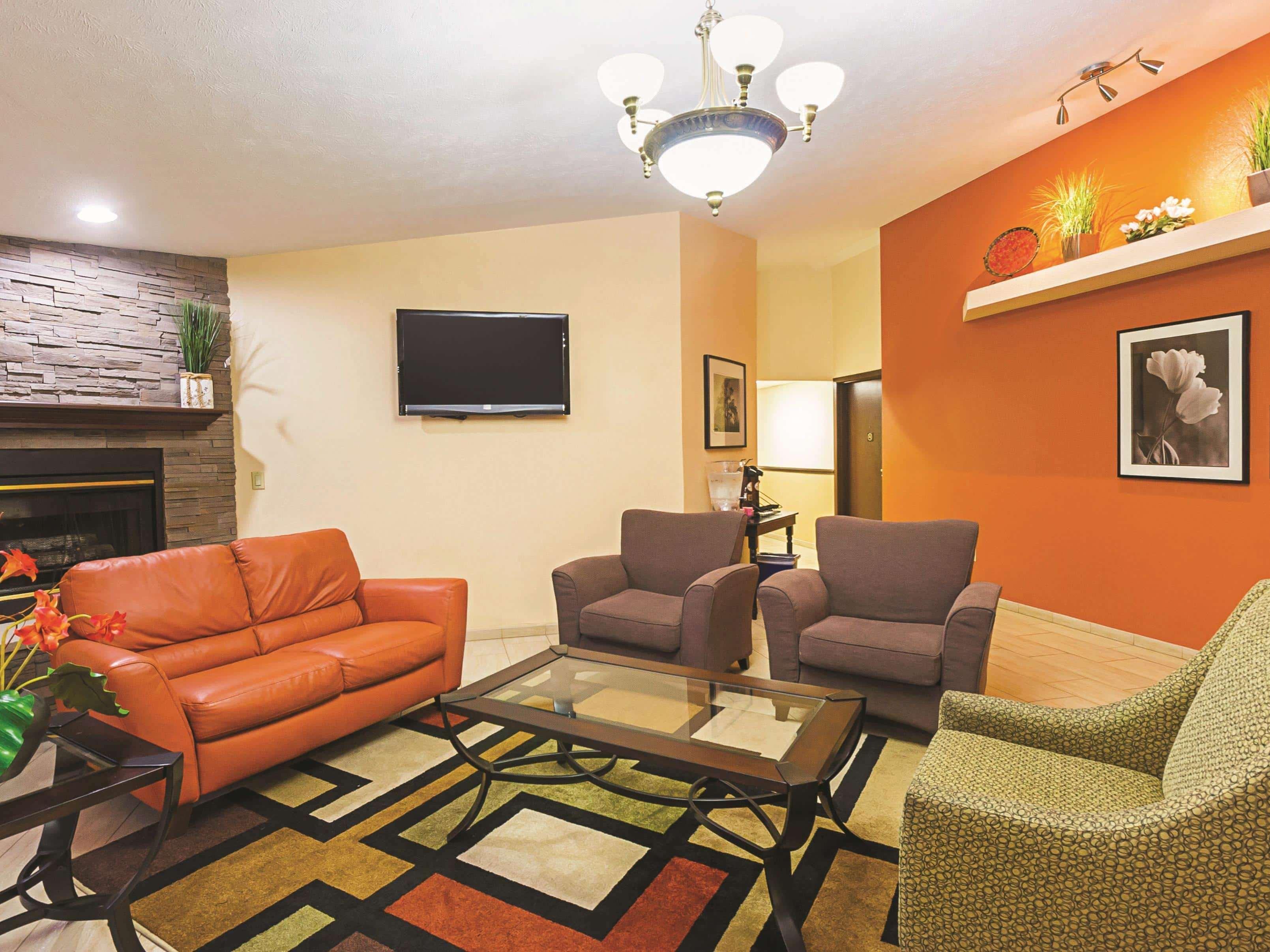 La Quinta By Wyndham Woodburn Hotel Exterior photo