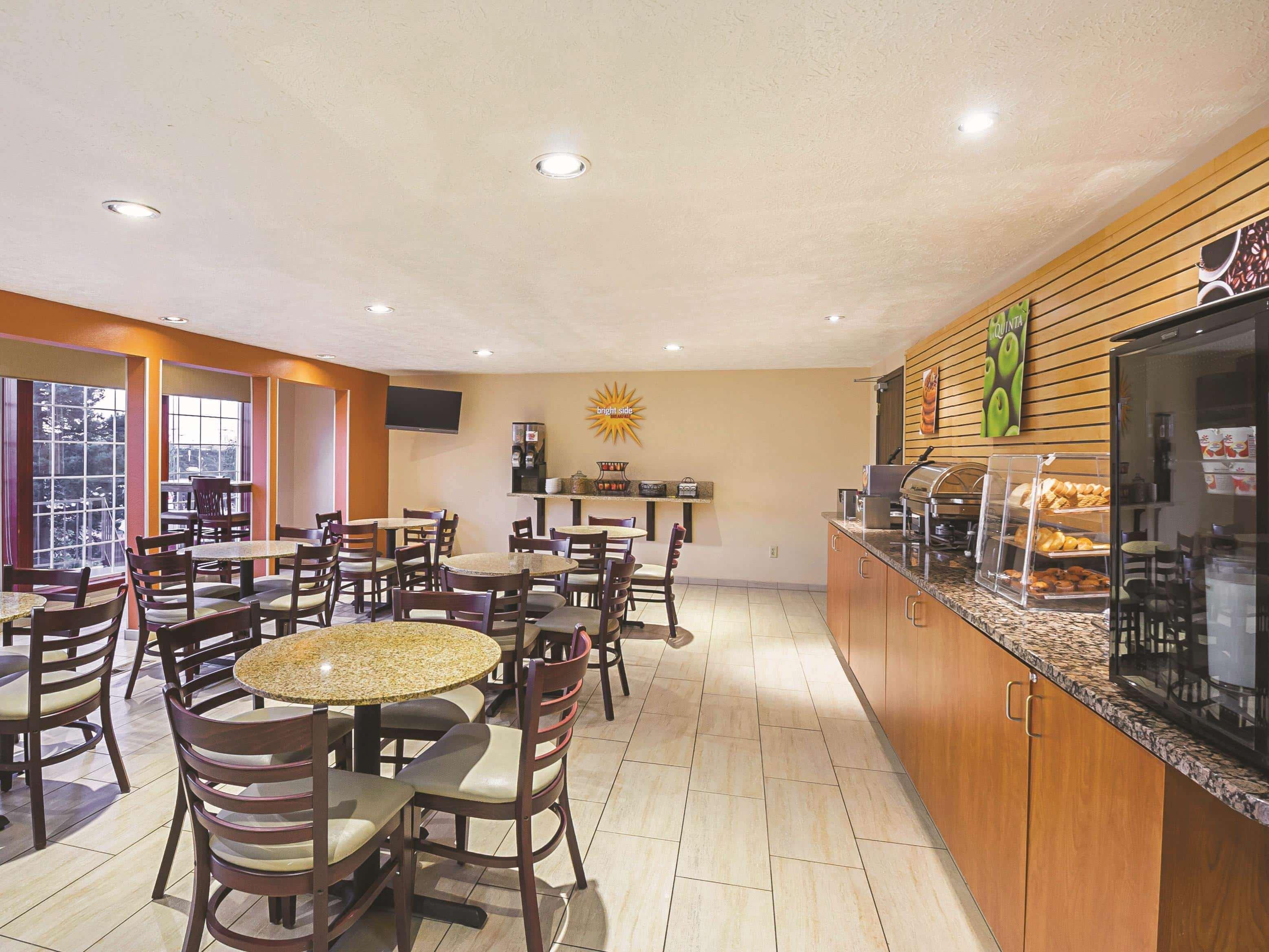 La Quinta By Wyndham Woodburn Hotel Exterior photo
