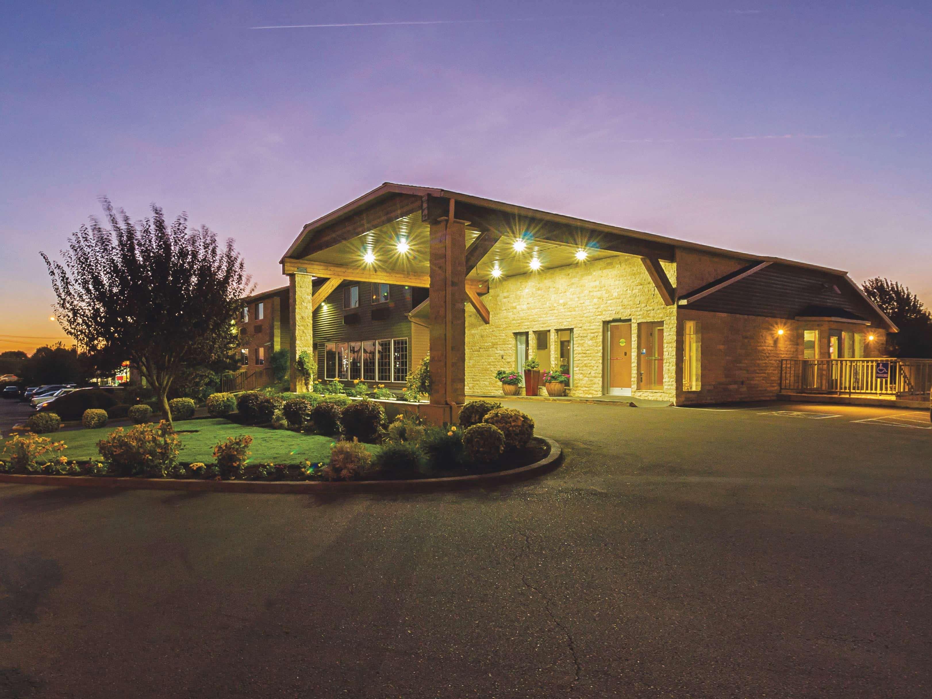 La Quinta By Wyndham Woodburn Hotel Exterior photo