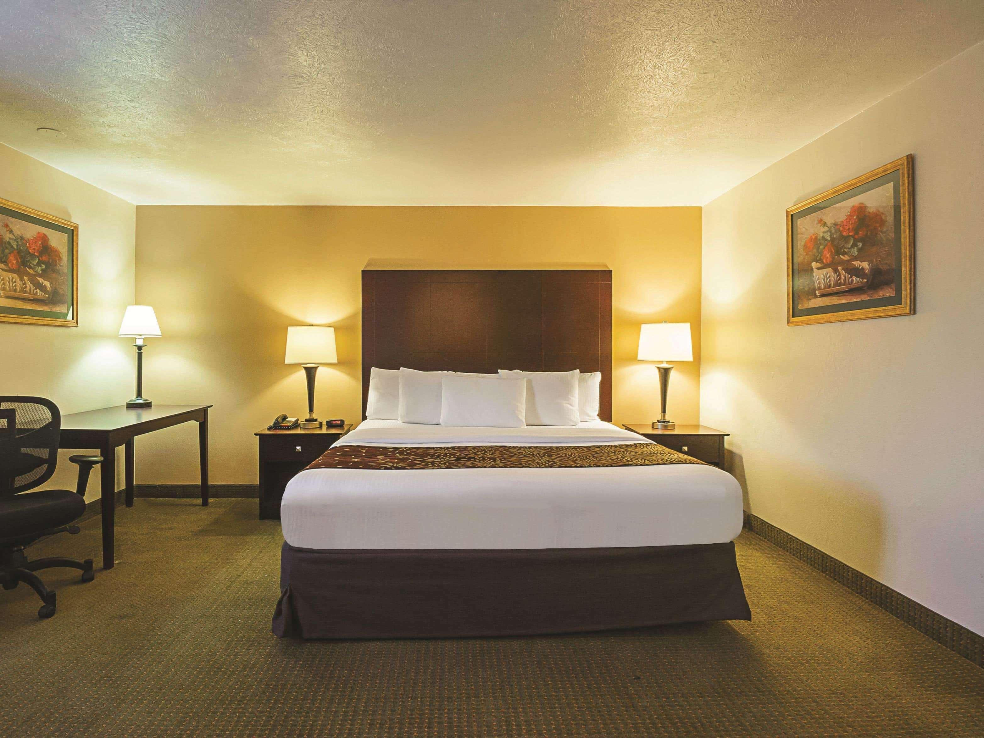 La Quinta By Wyndham Woodburn Hotel Exterior photo