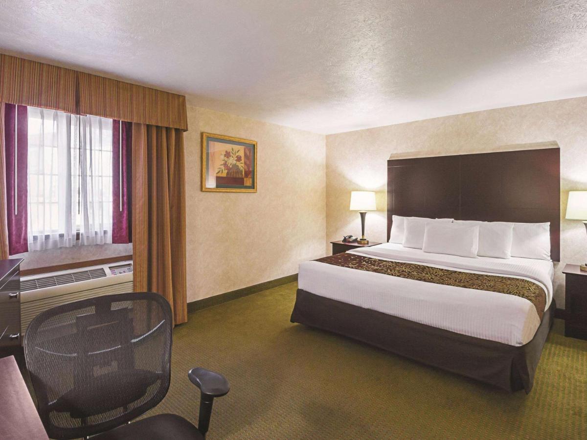 La Quinta By Wyndham Woodburn Hotel Exterior photo