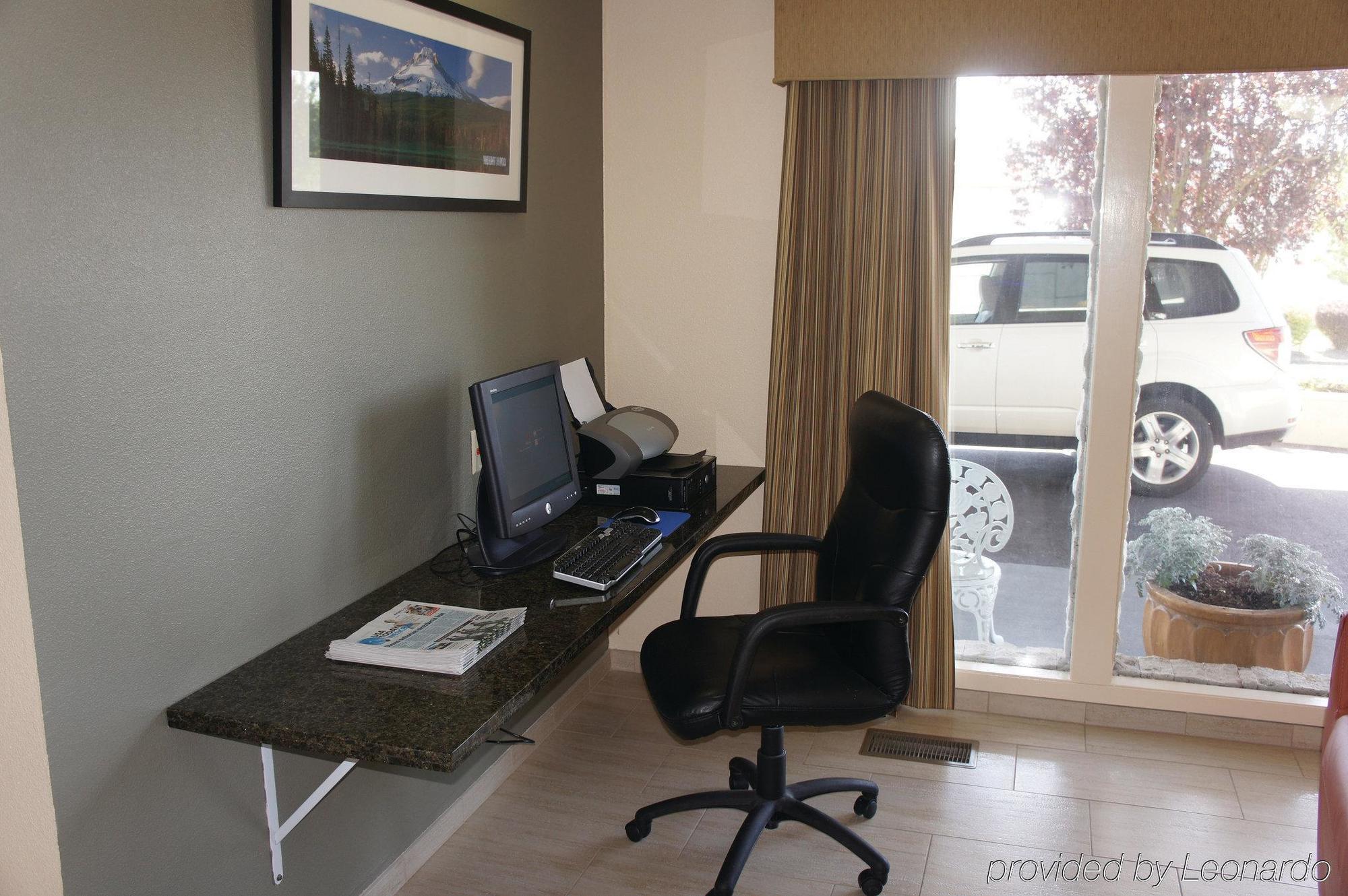 La Quinta By Wyndham Woodburn Hotel Exterior photo