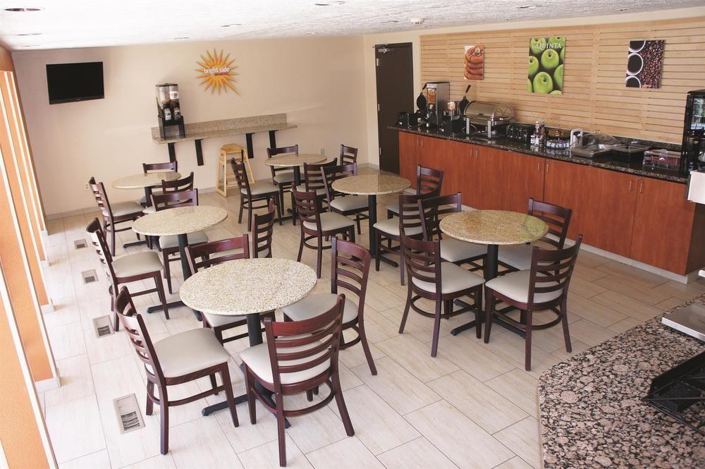 La Quinta By Wyndham Woodburn Hotel Exterior photo